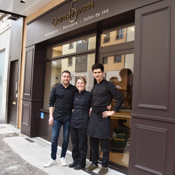 équipe Grains de Sucre devant la boulangerie