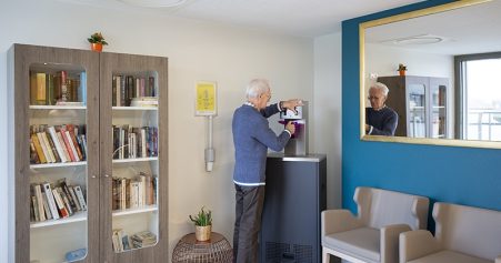 Personne se servant de notre fontaine Meije