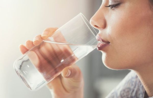 Boire de l'eau filtrée au charbon actif