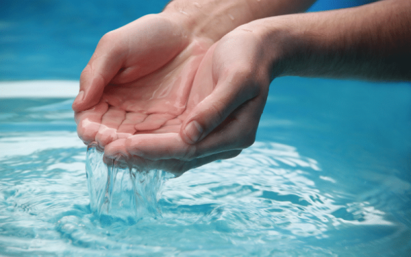 Les mains dans l'eau