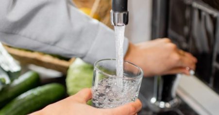 boire l'eau du robinet dans un verre