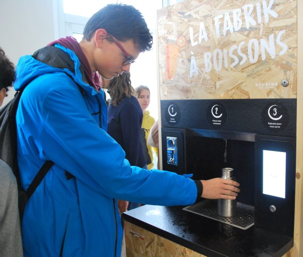 Un élève du lycée Notre Dame de Toutes Aides utilise la Fabrik à Boissons