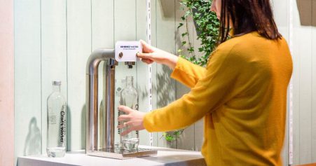 Femme se servant à la fontaine