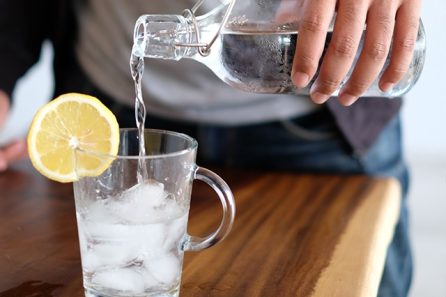 Verre d'eau avec tranche de citron