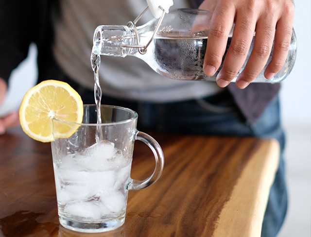 Verre d'eau avec tranche de citron