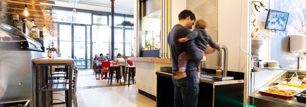 restaurant se servir à une fontaine à eau