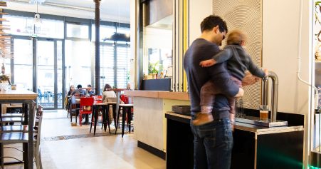 restaurant se servir à une fontaine à eau