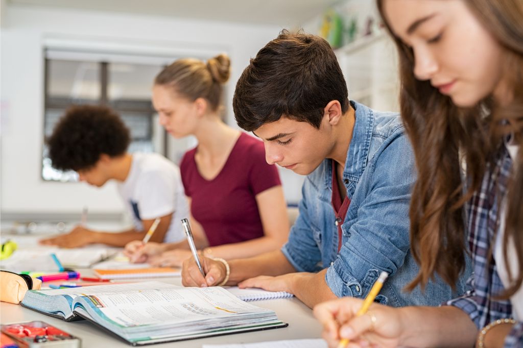 élèves qui travaillent à l'école